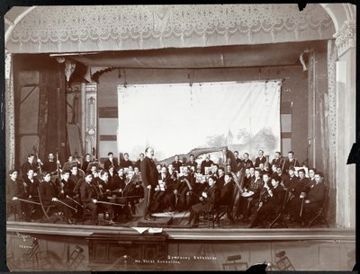 Orchestre symphonique des jeunes hommes sur scène, New York, c.1901 - Byron Company